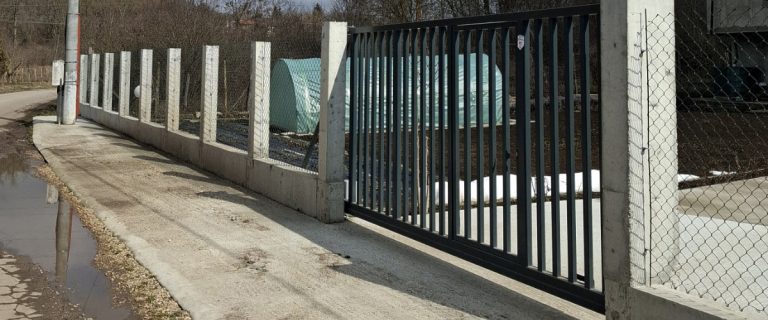 Betonzaun im Gebiet Gazibaba, Dobritsch