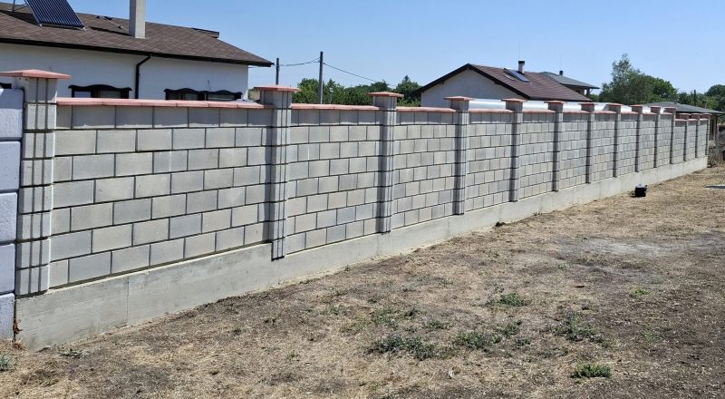 Zaun aus Betonblöcken in Jarebitschna