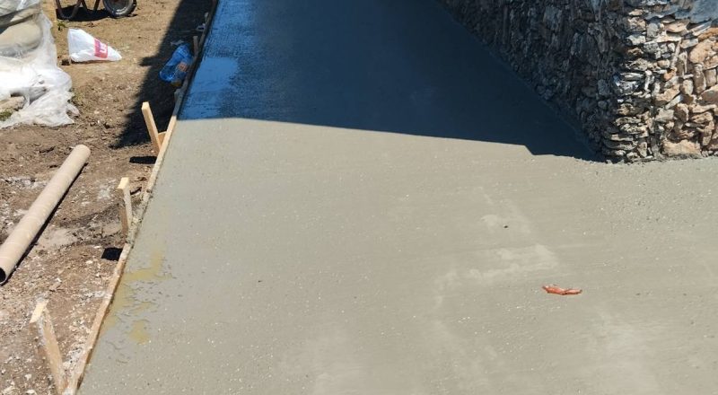 Kirchplatz aus Beton, Sveti Nikola, Kawarna