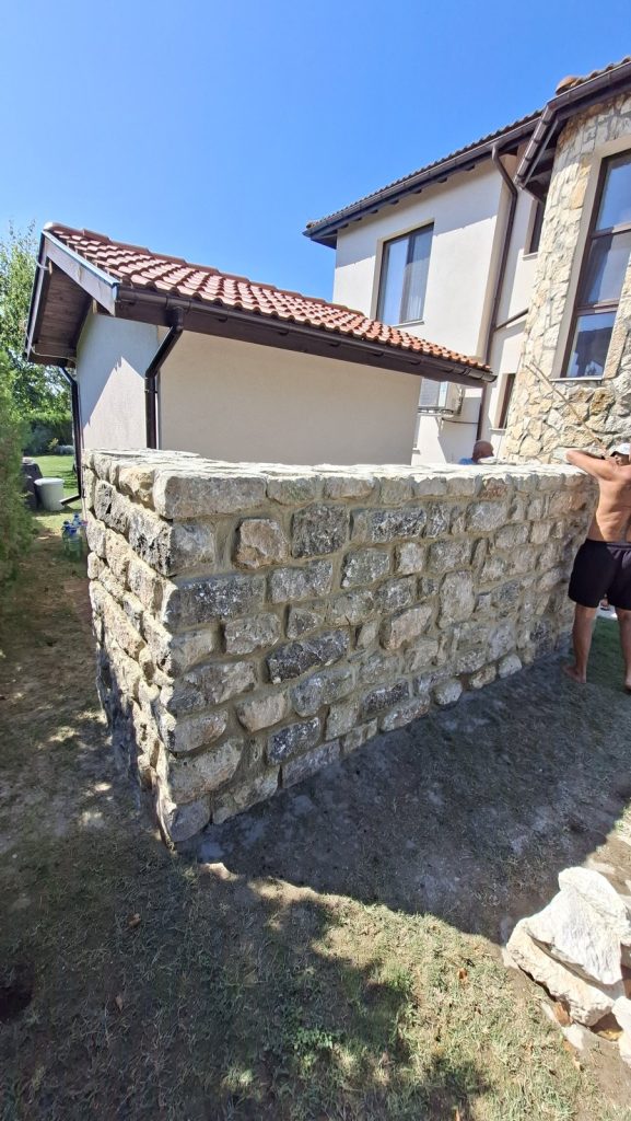 Die Steinmauer neben dem Gartenhaus vor dem Bau des Dachs, BlackSeaRama, Kawarna