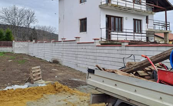 Ограда с блокчета в с. Рогачево