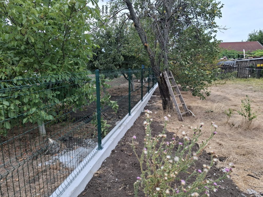 Ограда от бетон и метални пана в с. Храброво – снимка 2