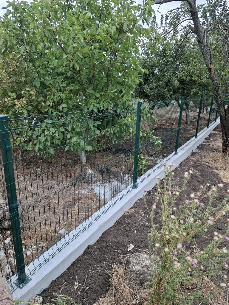 Ограда от бетон и метални пана в с. Храброво – снимка 3