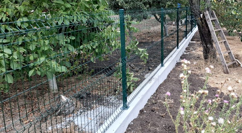 Ограда от бетон и метални пана в с. Храброво